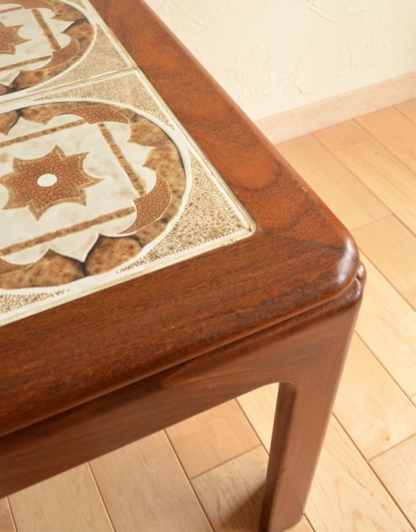 アンティーク家具 G-planのビンテージ家具、タイルトップのセンターテーブル。大人っぽい抑えた色使い。(k-1034-f)