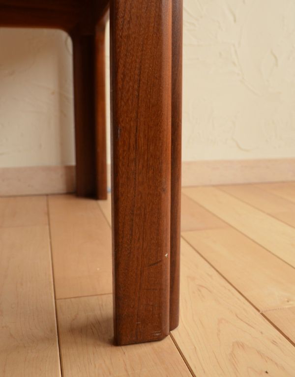 アンティーク家具 G-planのビンテージ家具、タイルトップのセンターテーブル。キチンとお直ししてありますので、安定感のある脚です。(k-1034-f)