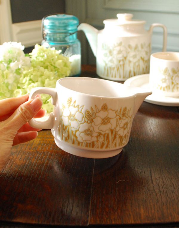 Hornsea（ホーンジー）　アンティーク雑貨　ホーンジー社のアンティークフルール（ミルクジャグ）。ベージュと、優しいグリーンで描かれたお花は、優しくダイニングを彩ります。(k-1034-z)