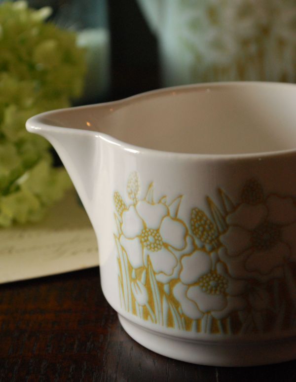 Hornsea（ホーンジー）　アンティーク雑貨　ホーンジー社のアンティークフルール（ミルクジャグ）。ぽってりとした白の釉薬に、ホーンジー社魅力のお花のエンボス加工があたたかいインテリアを演出してくれます。(k-1034-z)