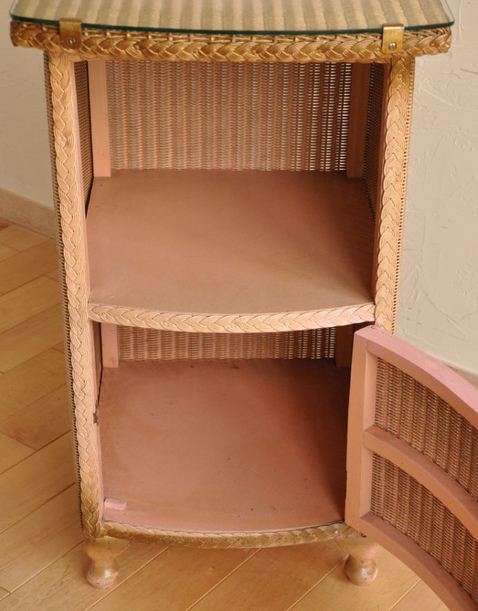 ロイドルーム アンティーク家具 イギリスのアンティーク家具、ロイドルームのベッドサイドキャビネット(ピンク)。中も修復してあるので、実用的になんでも入れて頂けます。(k-1036-f-1)