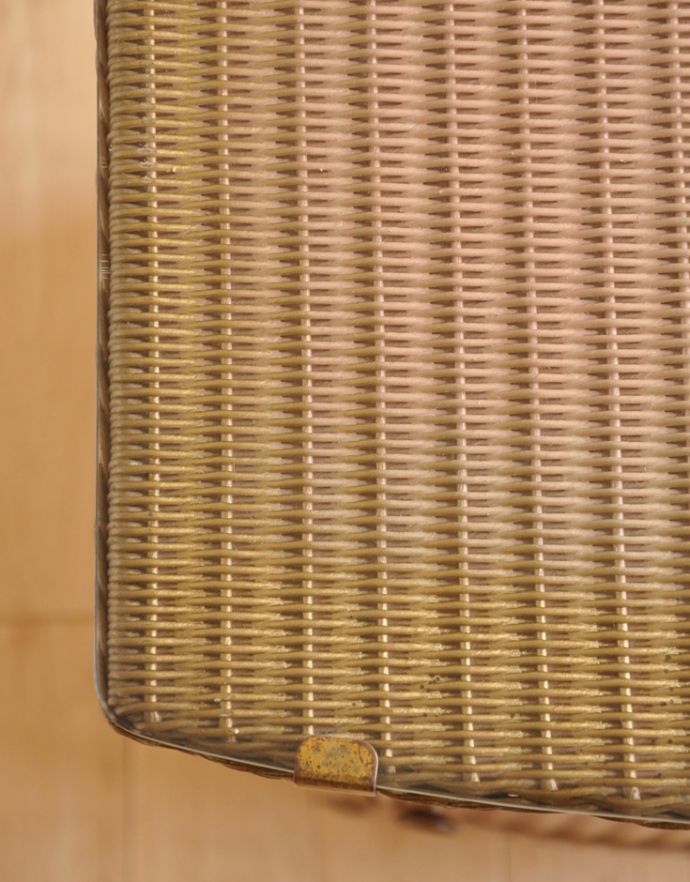 ロイドルーム アンティーク家具 イギリスのアンティーク家具、ロイドルームのベッドサイドキャビネット(ピンク)。天板のガラス板は、しっかりと金具で固定されているので、安定感があります。(k-1036-f-1)