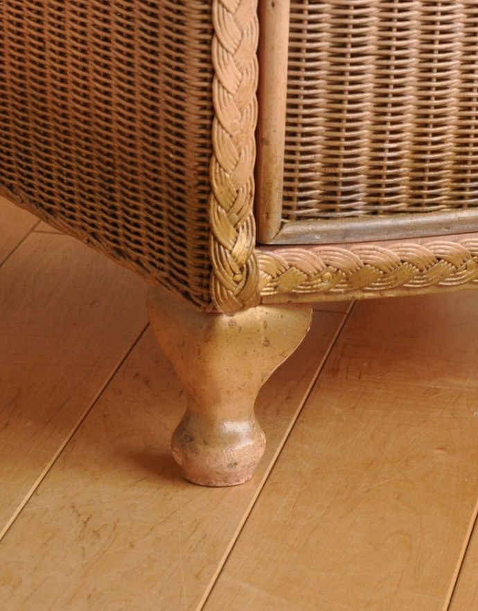 ロイドルーム アンティーク家具 イギリスのアンティーク家具、ロイドルームのベッドサイドキャビネット(ピンク)。ぷっくり丸い脚。(k-1036-f-1)