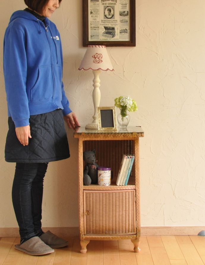 ロイドルーム アンティーク家具 イギリスのアンティーク家具、ロイドルームのベッドサイドキャビネット(ピンク)。場所もとらないので、お部屋の空いたスペースに置いてみて下さい。(k-1036-f-1)