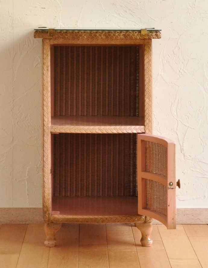 ロイドルーム アンティーク家具 イギリスのアンティーク家具、ロイドルームのベッドサイドキャビネット(ピンク)。オープン棚には、読みかけの本やティッシュボックスを。(k-1036-f-1)