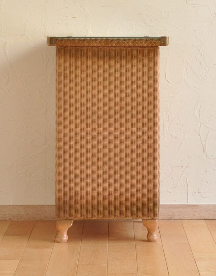 ロイドルーム アンティーク家具 イギリスのアンティーク家具、ロイドルームのベッドサイドキャビネット(ピンク)。後ろもきれいに仕上がっています。(k-1036-f-1)