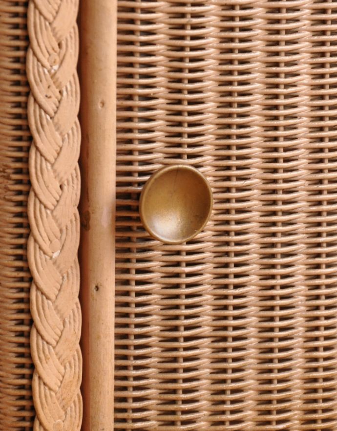 ロイドルーム アンティーク家具 イギリスのアンティーク家具、ロイドルームのベッドサイドキャビネット(ピンク)。扉には、真ん丸で可愛い取っ手がついています。(k-1036-f-1)