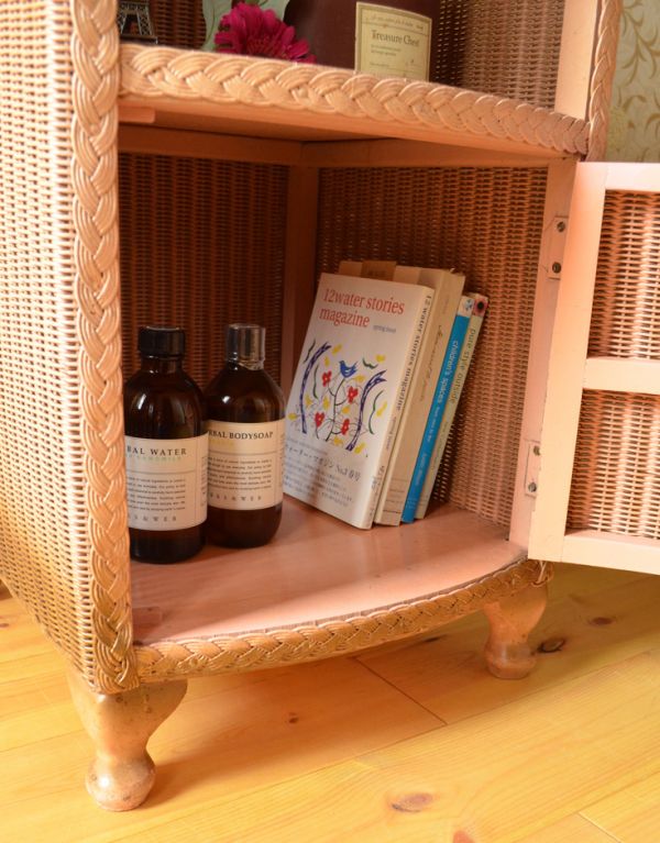 ロイドルーム アンティーク家具 イギリスのアンティーク家具、ロイドルームのベッドサイドキャビネット(ピンク)。下は、扉が隠してくれるから、生活感のあるものをしまっておいても大丈夫。(k-1036-f-1)