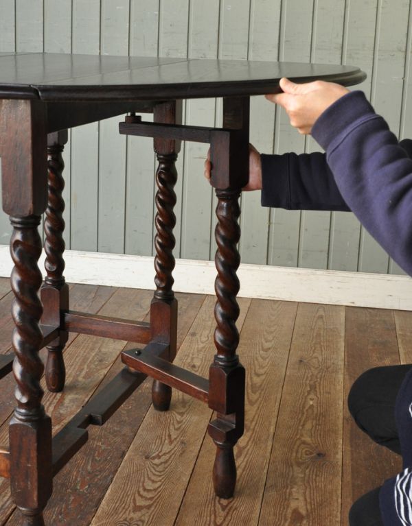 ロイドテーブル　アンティーク家具　素敵なアンティーク家具、ゲートレッグテーブル（伸張式テーブル）。天板を引っ張り出すだけなので、組み立ても簡単！女性の力で大丈夫です。(k-1037-f)