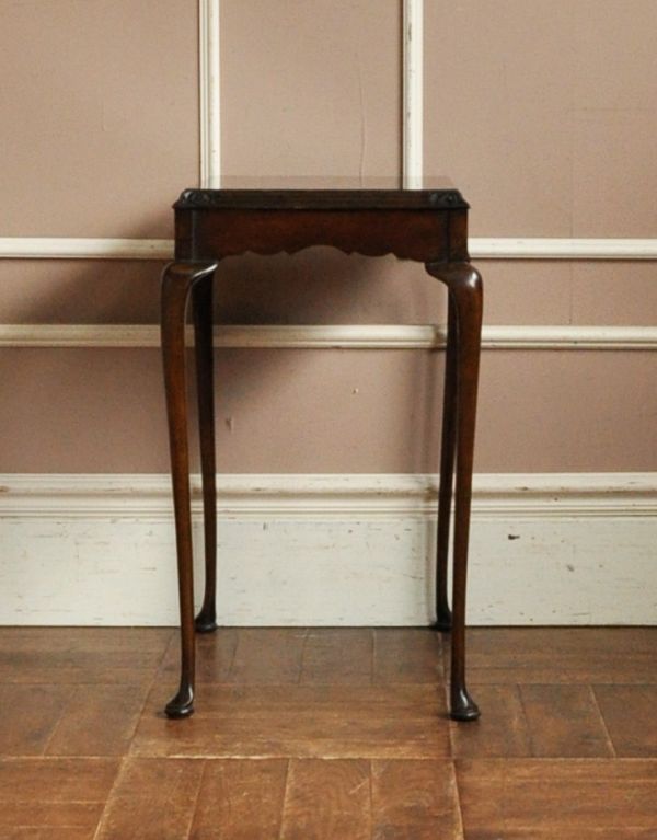 アンティーク家具　どんな使い方もできる便利なアンティークのオケージョナルテーブル。細いですが、安定性があるので、お茶をしたり、花器を飾るのにピッタリ。(k-1038-f)