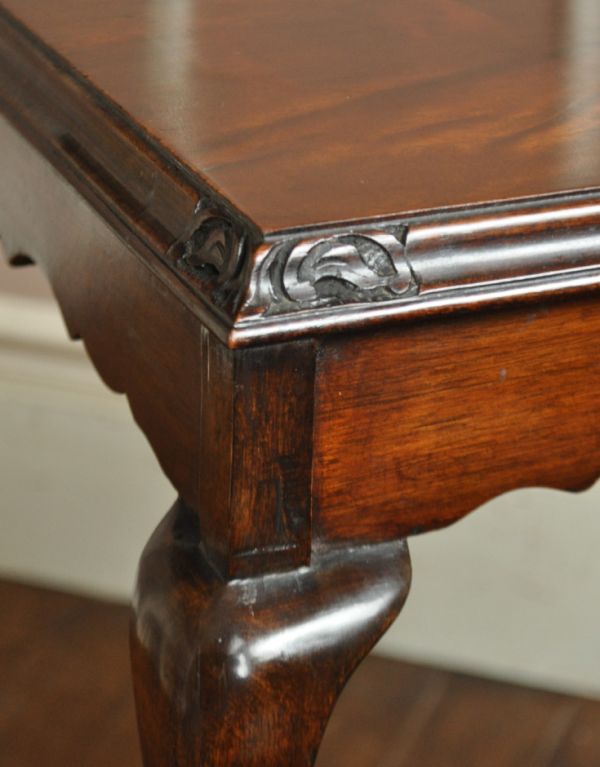 アンティーク家具　どんな使い方もできる便利なアンティークのオケージョナルテーブル。落ち着きのある茶色なので上品です。(k-1038-f)