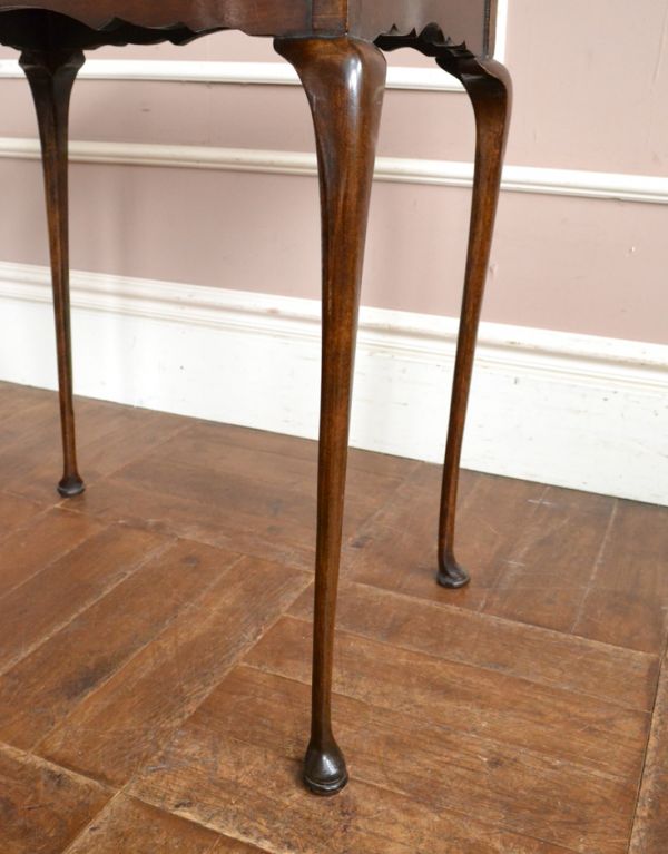 アンティーク家具　どんな使い方もできる便利なアンティークのオケージョナルテーブル。丸い足先が可愛らしいです。(k-1038-f)