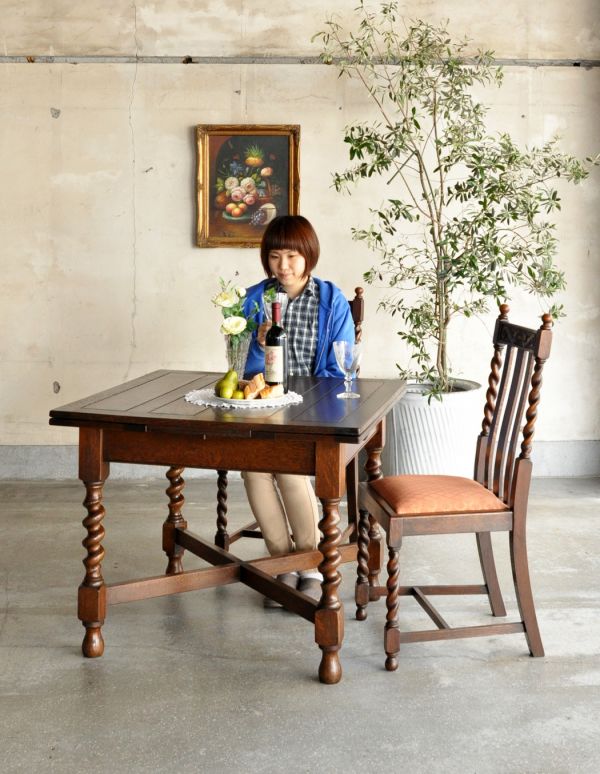 ロイドテーブル　アンティーク家具　イギリスのアンティーク家具、ドローリーフテーブル（ダイニングテーブル）。閉じるとコンパクトになるのでアパートや一人住まいの方にもオススメ！食事、お茶の時間、パソコンや書き物、すべてこのテーブルでバッチリです。(k-1039-f)