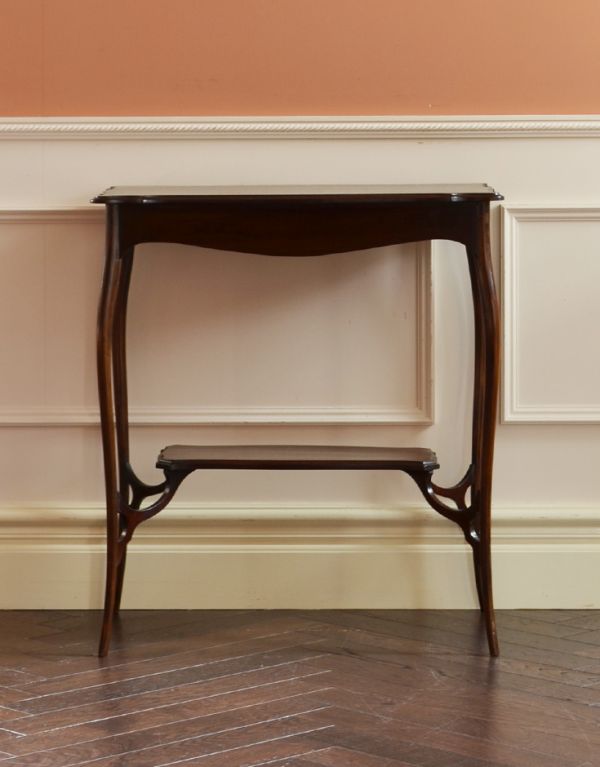アンティーク家具　アンティークのマホガニー材を使った英国家具、オケージョナルテーブル。細くて繊細なラインが美しい脚。(k-1042-f)