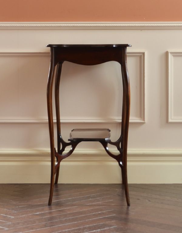 アンティーク家具　アンティークのマホガニー材を使った英国家具、オケージョナルテーブル。サイドはこんなにスッキリ！場所を取らないので使いやすいです。(k-1042-f)
