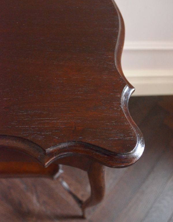 アンティーク家具　アンティークのマホガニー材を使った英国家具、オケージョナルテーブル。天板のデザインがとても上品です。(k-1042-f)