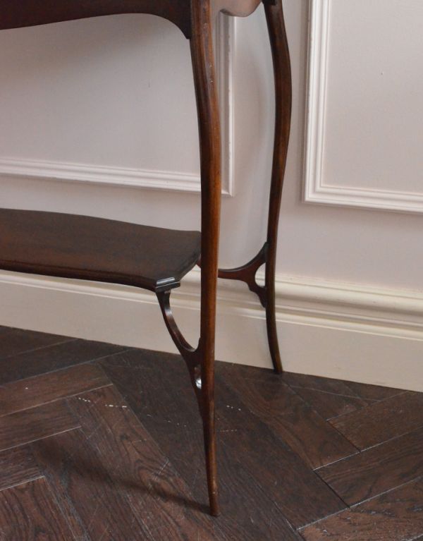 アンティーク家具　アンティークのマホガニー材を使った英国家具、オケージョナルテーブル。細い脚先が繊細でステキ。(k-1042-f)