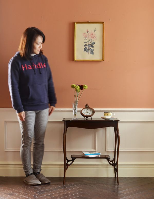 アンティーク家具　アンティークのマホガニー材を使った英国家具、オケージョナルテーブル。そっと壁に付けて置くだけで、オシャレな雰囲気に。(k-1042-f)