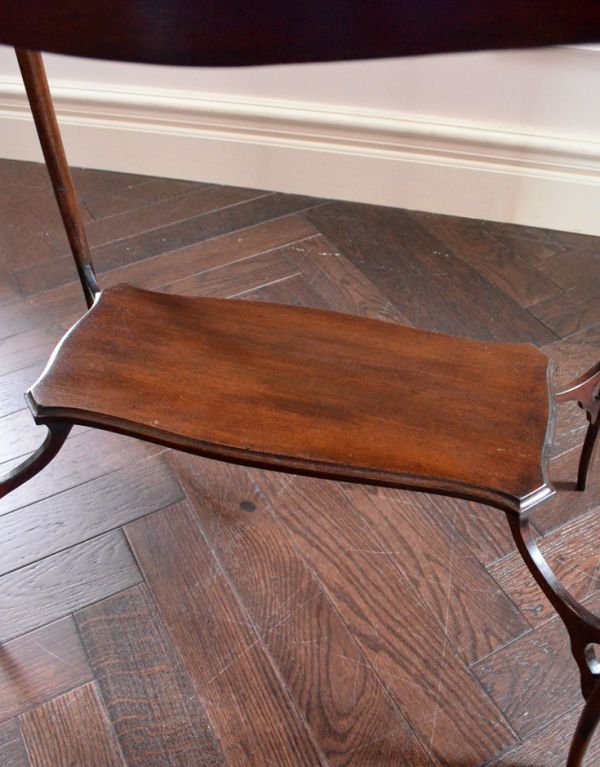 アンティーク家具　アンティークのマホガニー材を使った英国家具、オケージョナルテーブル。下にはちょっとした物置があります。(k-1042-f)