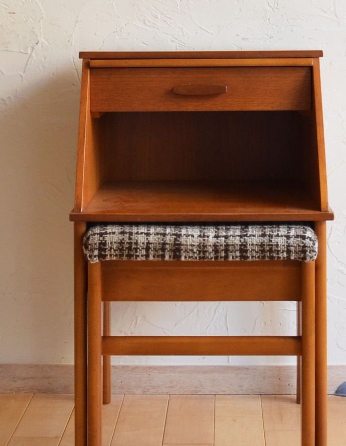 アンティークのチェスト アンティーク家具 北欧スタイルのヴィンテージ家具、スツール付きの電話台。当時は電話を置いていた天板。(k-1045-f-1)