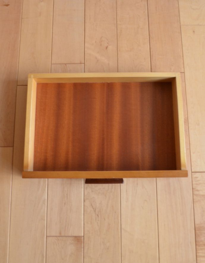 アンティークのチェスト アンティーク家具 北欧スタイルのヴィンテージ家具、スツール付きの電話台。細々した文房具やメモ帳を片付けるのに便利な引出しがついています。(k-1045-f-1)