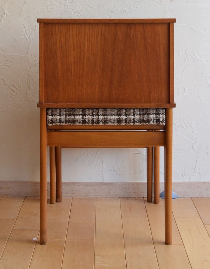 アンティークのチェスト アンティーク家具 北欧スタイルのヴィンテージ家具、スツール付きの電話台。きちんとメンテナンスしてあるので、裏側もキレイです。(k-1045-f-1)