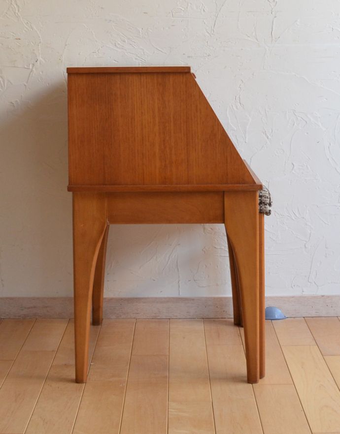 アンティークのチェスト アンティーク家具 北欧スタイルのヴィンテージ家具、スツール付きの電話台。サイドから見てもキレイです!どこから見てもかっこいいです。(k-1045-f-1)