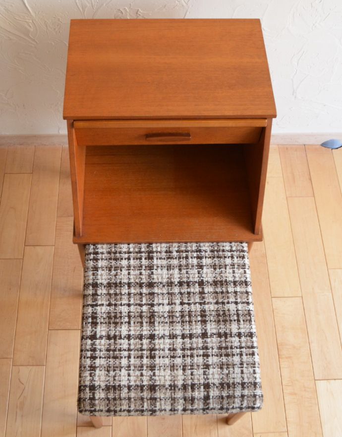 アンティークのチェスト アンティーク家具 北欧スタイルのヴィンテージ家具、スツール付きの電話台。上から見るとこんな感じです。(k-1045-f-1)