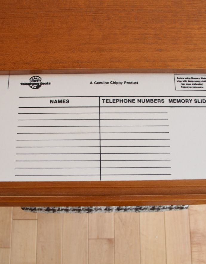 アンティークのチェスト アンティーク家具 北欧スタイルのヴィンテージ家具、スツール付きの電話台。以前は、アドレス帳として、ここに番号や住所を記入していたようですね。(k-1045-f-1)