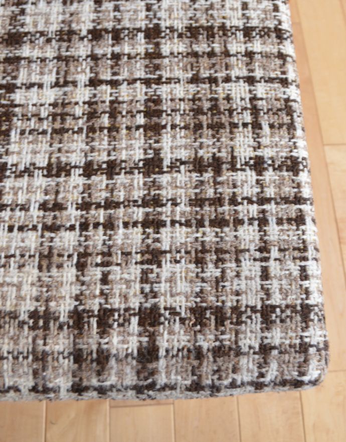 アンティークのチェスト アンティーク家具 北欧スタイルのヴィンテージ家具、スツール付きの電話台。スツールの座面は布張りになっています。(k-1045-f-1)