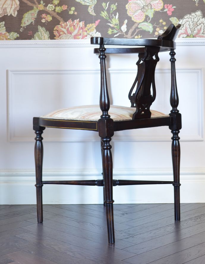 サロンチェア　アンティーク チェア　お部屋の角に置くだけで絵になる、美しいマホガニー材のコーナーチェア。横から見ても綺麗な装飾が楽しめます。(k-1049-c)