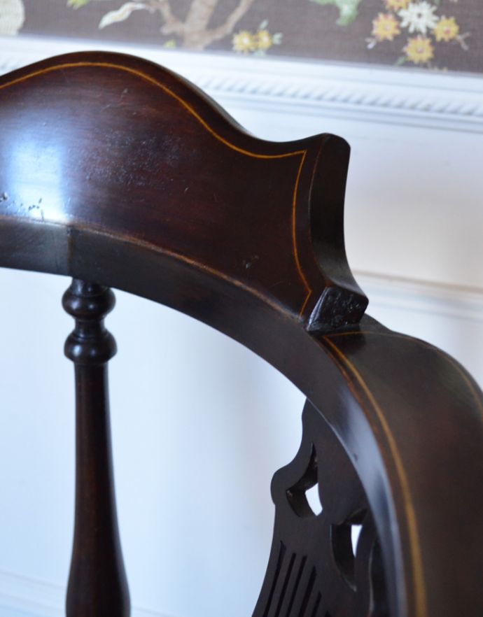 サロンチェア　アンティーク チェア　お部屋の角に置くだけで絵になる、美しいマホガニー材のコーナーチェア。背もたれには美しい装飾があります。(k-1049-c)
