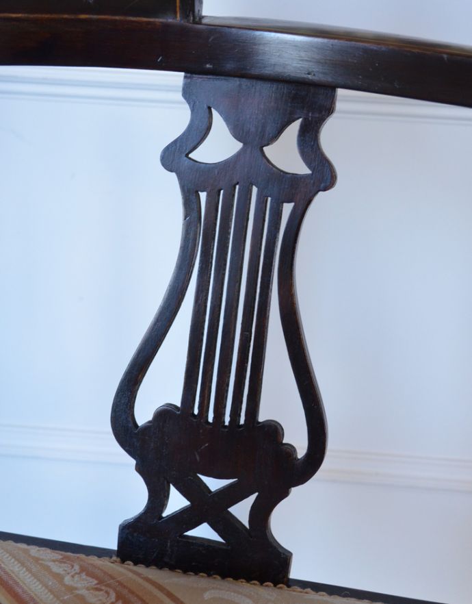 サロンチェア　アンティーク チェア　お部屋の角に置くだけで絵になる、美しいマホガニー材のコーナーチェア。隅々にまで繊細な装飾が施され、どこから見ても美しい姿に惚れ惚れしてしまいます。(k-1049-c)