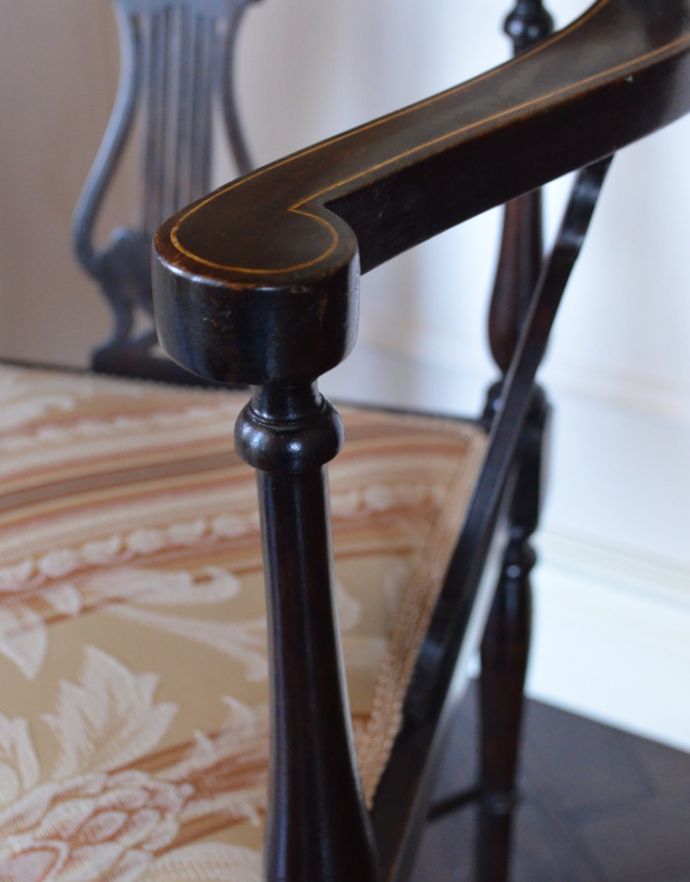 サロンチェア　アンティーク チェア　お部屋の角に置くだけで絵になる、美しいマホガニー材のコーナーチェア。肘掛けがあります。(k-1049-c)