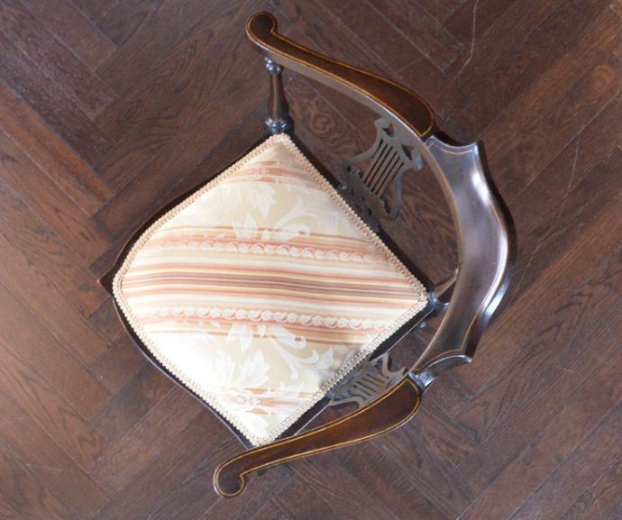 サロンチェア　アンティーク チェア　お部屋の角に置くだけで絵になる、美しいマホガニー材のコーナーチェア。座面は布が貼ってあるので、長時間座っても疲れません。(k-1049-c)