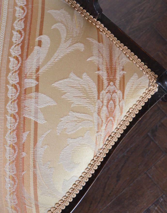 サロンチェア　アンティーク チェア　お部屋の角に置くだけで絵になる、美しいマホガニー材のコーナーチェア。チェアのデザインをより華やかに魅せてくれる新しい生地に張替えています。(k-1049-c)