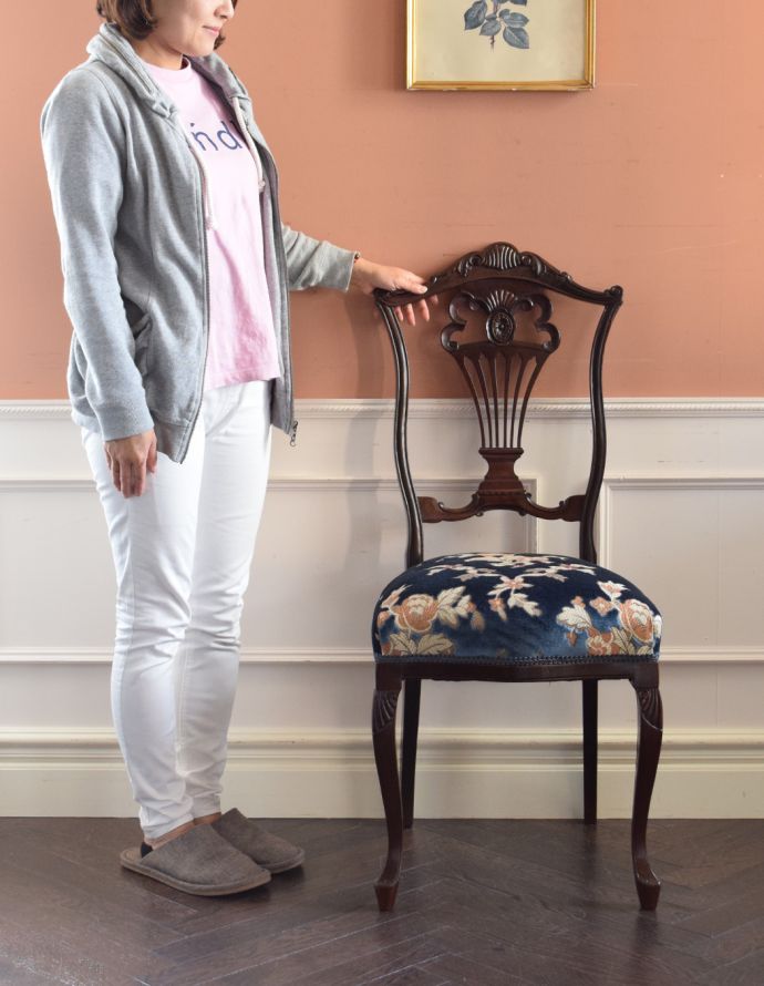 サロンチェア　アンティーク チェア　英国で出会った豪華なチェア、マホガニー材のアンティーク サイドチェア。上品な雰囲気が漂うチェア。(k-1050-c)