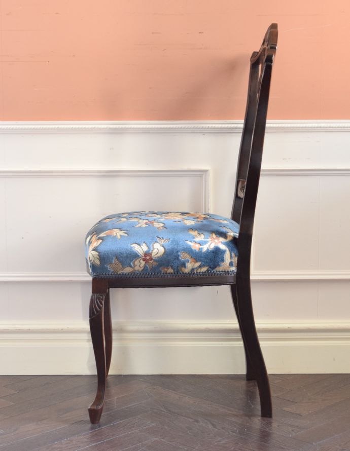 サロンチェア　アンティーク チェア　英国で出会った豪華なチェア、マホガニー材のアンティーク サイドチェア。横から見ても綺麗な装飾が楽しめます。(k-1050-c)