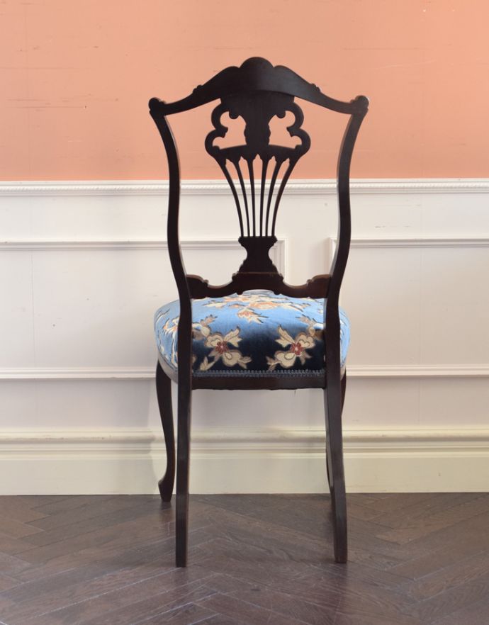 サロンチェア　アンティーク チェア　英国で出会った豪華なチェア、マホガニー材のアンティーク サイドチェア。アンティークらしく、流行を追わずに長く使えるデザイン。(k-1050-c)