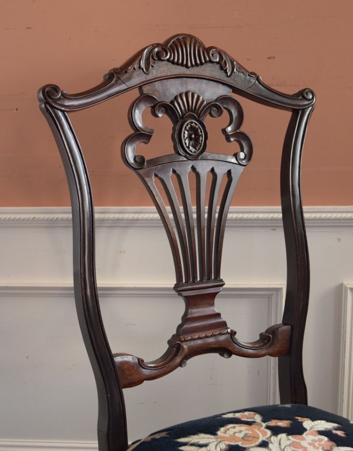 サロンチェア　アンティーク チェア　英国で出会った豪華なチェア、マホガニー材のアンティーク サイドチェア。芸術作品のような迫力満点の彫です！木目や色は1脚1脚微妙に違いますが、どれもキレイに仕上げています。(k-1050-c)