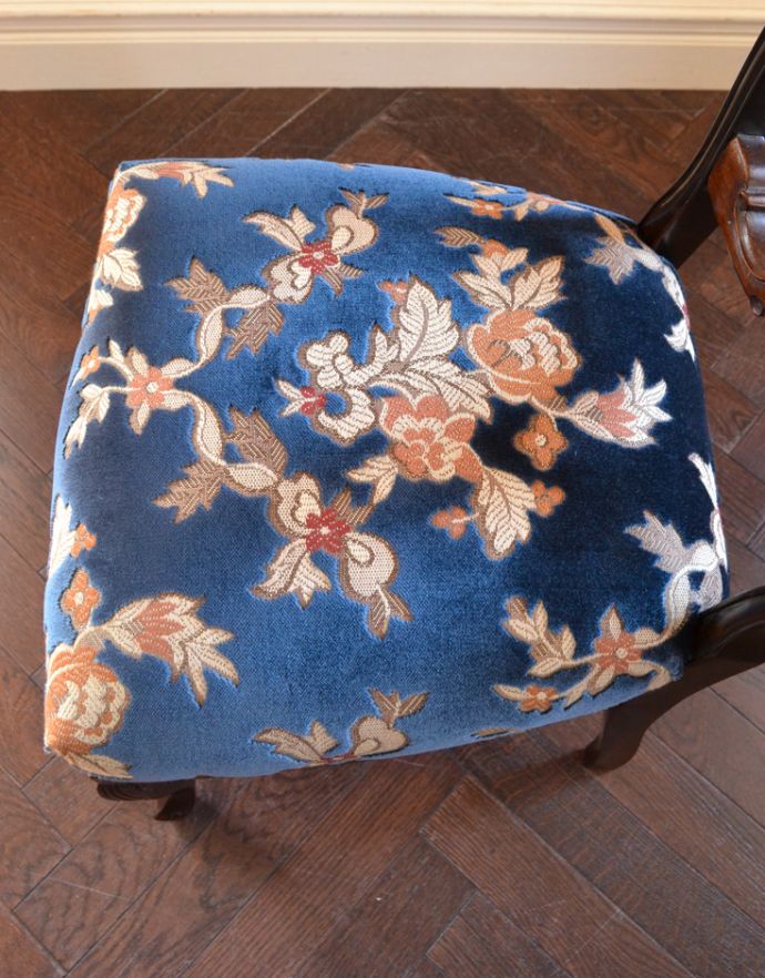 サロンチェア　アンティーク チェア　英国で出会った豪華なチェア、マホガニー材のアンティーク サイドチェア。座面には布が貼ってあるので、長時間座っても疲れません。(k-1050-c)