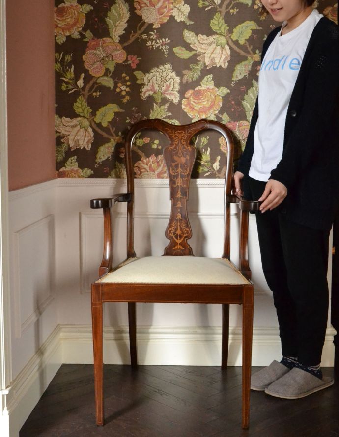 テイパードレッグ アンティーク チェア マホガニー材のアンティークチェア、背もたれの装飾が美しいアームチェア。上品な雰囲気が漂うチェア。(k-1051-c)