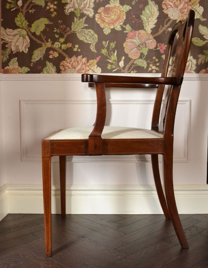テイパードレッグ アンティーク チェア マホガニー材のアンティークチェア、背もたれの装飾が美しいアームチェア。横から見ても綺麗な装飾が楽しめます。(k-1051-c)