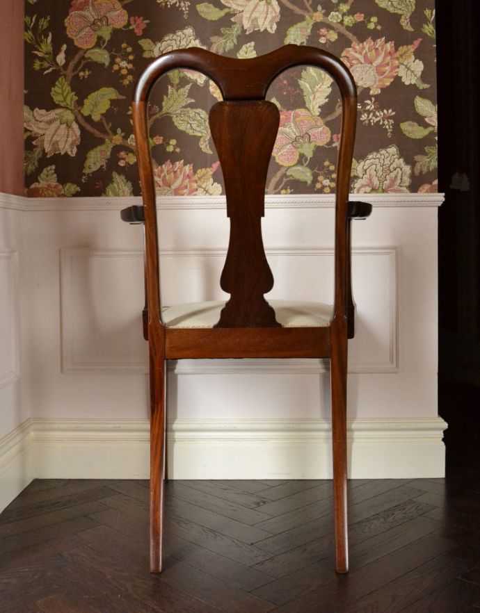 テイパードレッグ アンティーク チェア マホガニー材のアンティークチェア、背もたれの装飾が美しいアームチェア。アンティークらしく、流行を追わずに長く使えるデザイン。(k-1051-c)