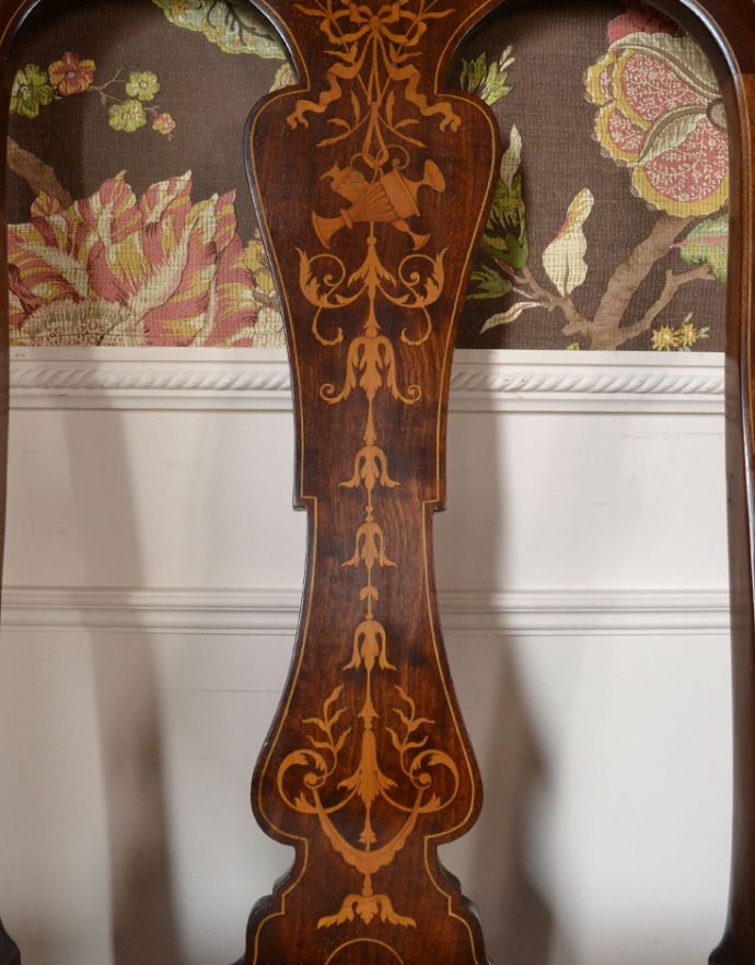 テイパードレッグ アンティーク チェア マホガニー材のアンティークチェア、背もたれの装飾が美しいアームチェア。木目や色は1脚1脚微妙に違いますが、どれもキレイに仕上げています。(k-1051-c)