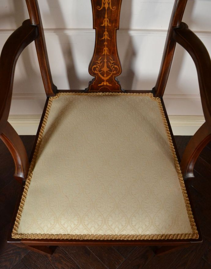 テイパードレッグ アンティーク チェア マホガニー材のアンティークチェア、背もたれの装飾が美しいアームチェア。座面には布が貼ってあるので、長時間座っても疲れません。(k-1051-c)