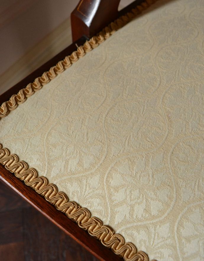 テイパードレッグ アンティーク チェア マホガニー材のアンティークチェア、背もたれの装飾が美しいアームチェア。座り心地がいいクッション付きの座面。(k-1051-c)