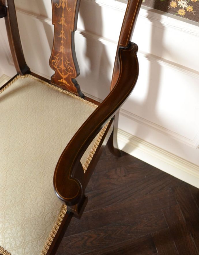 テイパードレッグ アンティーク チェア マホガニー材のアンティークチェア、背もたれの装飾が美しいアームチェア。肘掛けがあるので、リラックスタイムにピッタリです。(k-1051-c)