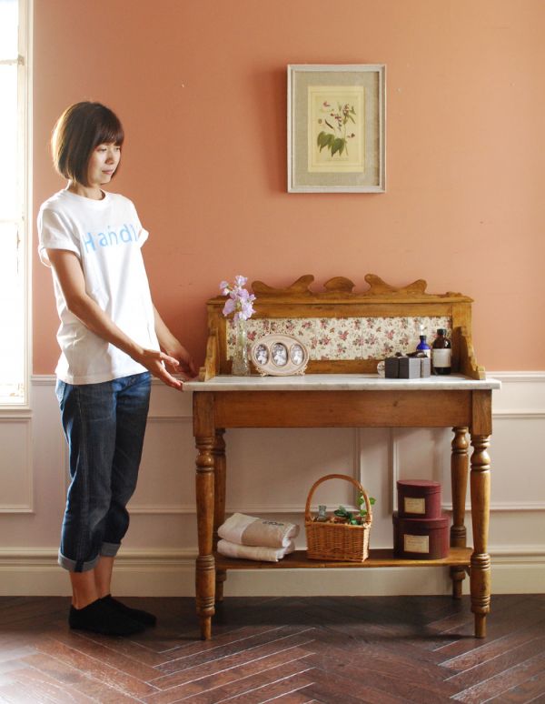 アンティークのキャビネット アンティーク家具 アンティークのイギリスの家具、タイルが可愛いパイン材のウォッシュスタンド(洗面台)。足が入るのでデスクとしてリビングなどで実用的にお使いいただけます。(k-1057-f)