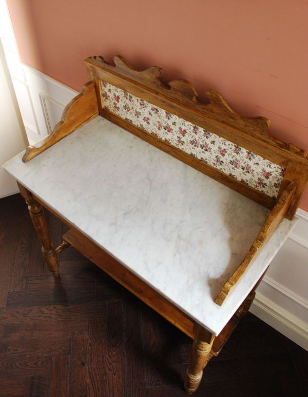 アンティークのキャビネット アンティーク家具 アンティークのイギリスの家具、タイルが可愛いパイン材のウォッシュスタンド(洗面台)。天板もきちんと修復したので、キッチンで使うのはもちろん、リビングの電話台にもおススメです。(k-1057-f)